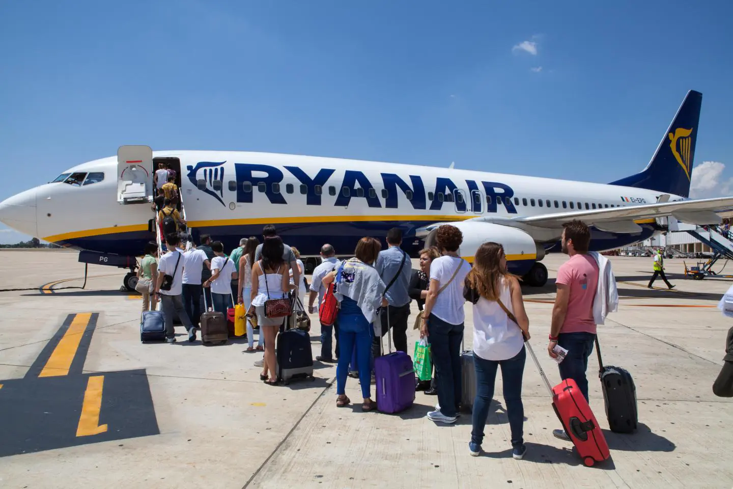 passengers with suitcases are allowed on a Ryanair flight