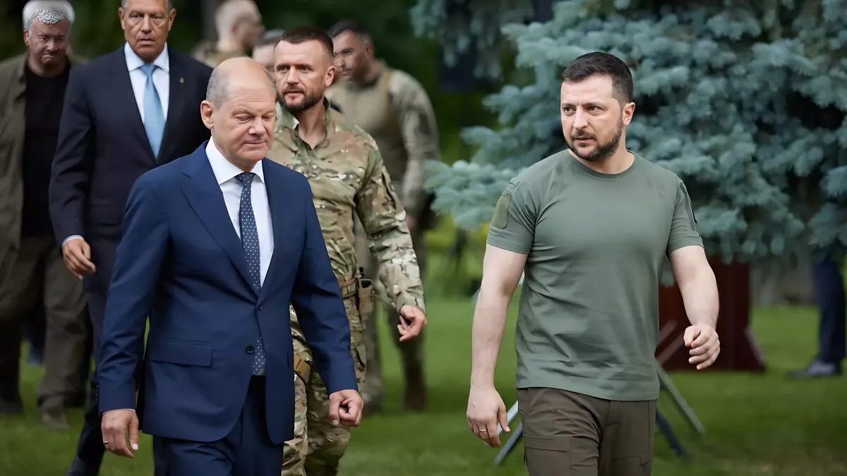 Vladimir Zelensky and Olaf Scholz