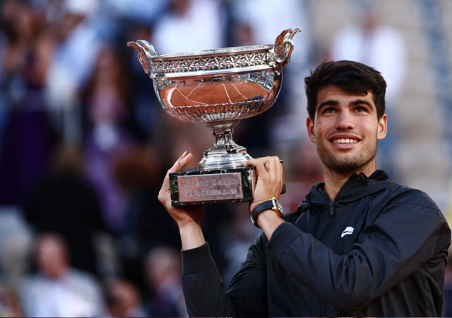 Carlos Alcaraz with the Roland Garros title