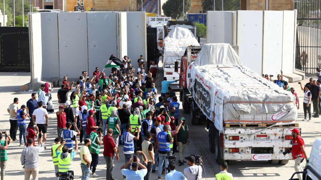 trucks with humanitarian aid to Gaza